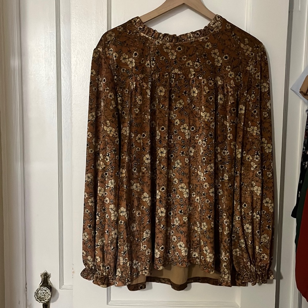 Velour ruffled sleeve shirt